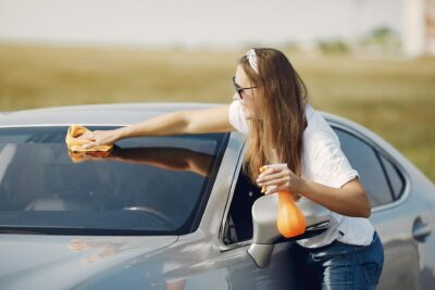 How to clean a car windshield