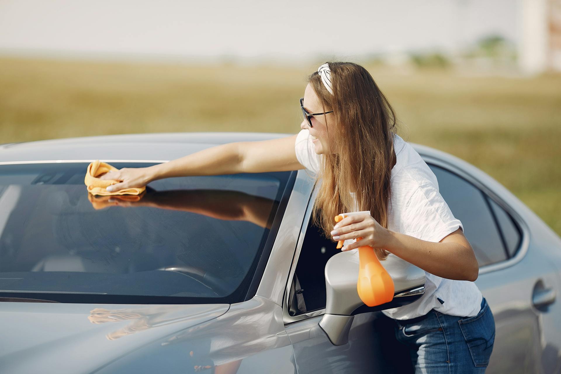 How to clean a car windshield